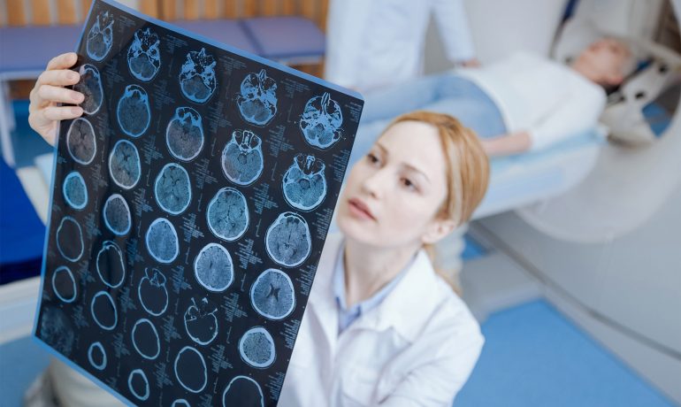 Lekarz oglądający wyniki zdjęcia tomografii komputerowej