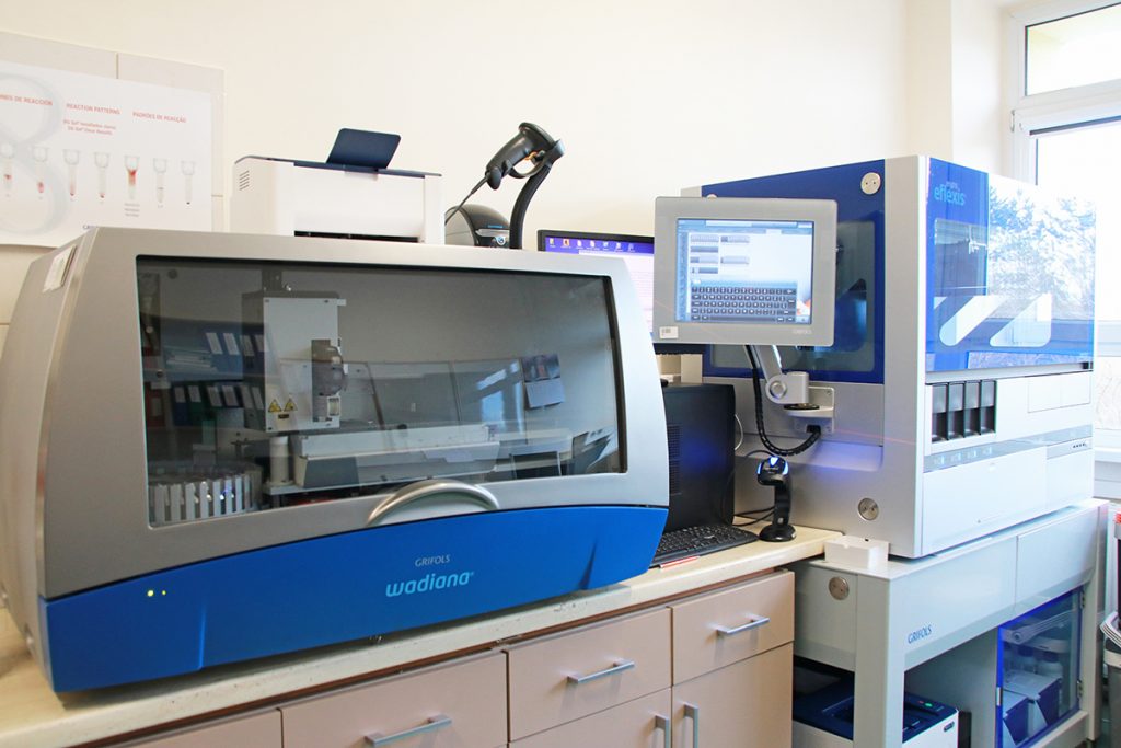 Zdjęcie przedstawia urządzenia w Zakładzie Diagnostyki Laboratoryjnej