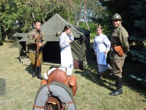 Pokazy Grupy Rekonstrukcyjnej 15 Pułku Ułanów Poznańskich – szpital polowy w 1920 r.