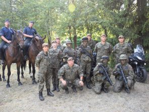 Policja konna i żołnierze z 12 Wielkopolskiej Brygady Obrony Terytorialnej
