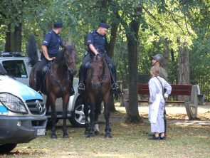 Policja konna na festynie biała niedziela w mundurze w szpitalu MSWiA w Poznaniu