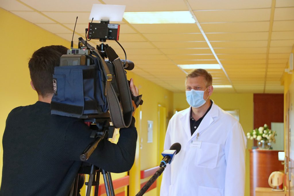 Na zdjęciu dr n. med. Jacek Markuszewski podczas wywiadu dla stacji TVP3 Poznań.