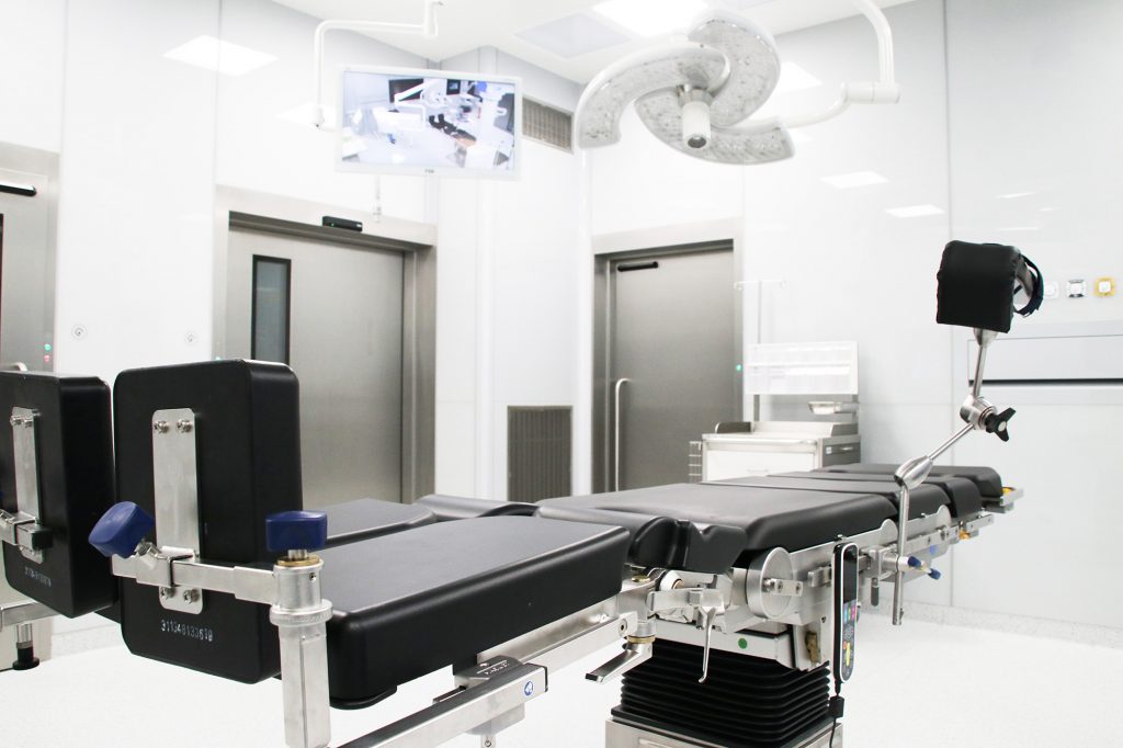 Zdjęcie przedstawia stół na sali operacyjnej na nowym bloku