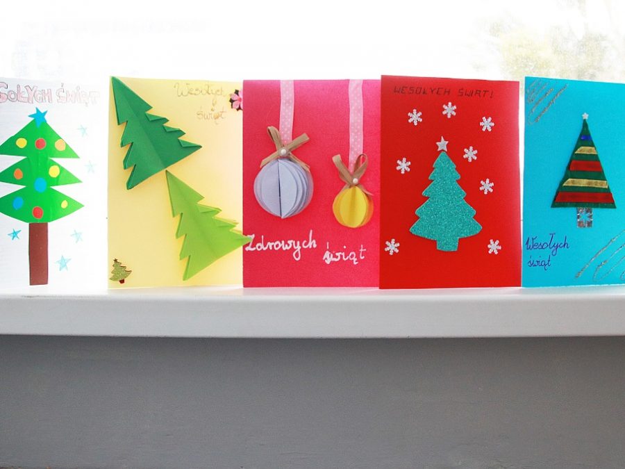 Zdjęcie przedstawia pięć kartek z życzenia z okazji świąt Bożego Narodzenia od dzieci dla lekarzy