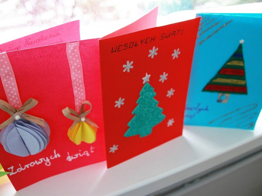 Zdjęcie przedstawia trzy kartki z życzeniami wesołych świąt od dzieci dla lekarzy