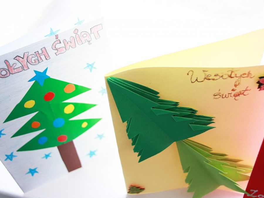 Zdjęcie przedstawia dwie kartki bożonarodzeniowe z choinkami oraz napisami: Wesołych Świąt
