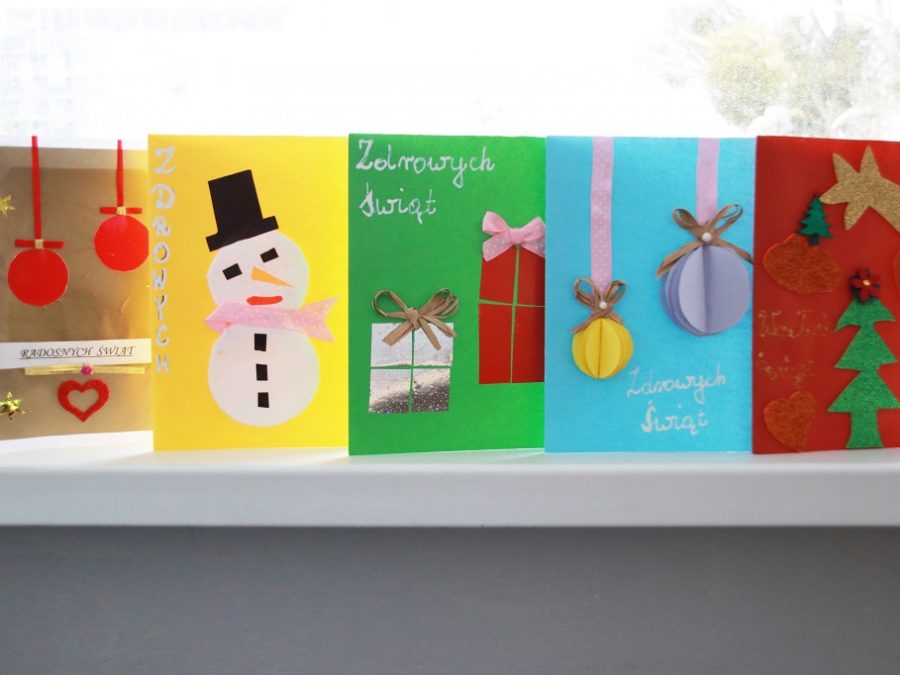 Zdjęcie przedstawia pięć kartek bożonarodzeniowych wykonanych przez dzieci dla lekarzy pracujących w szpitalu