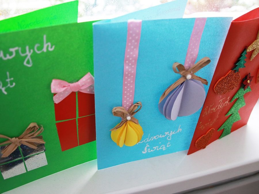 Zdjęcie przedstawia trzy kartki bożonarodzeniowe wykonane przez dzieci dla lekarzy pracujących w szpitalu
