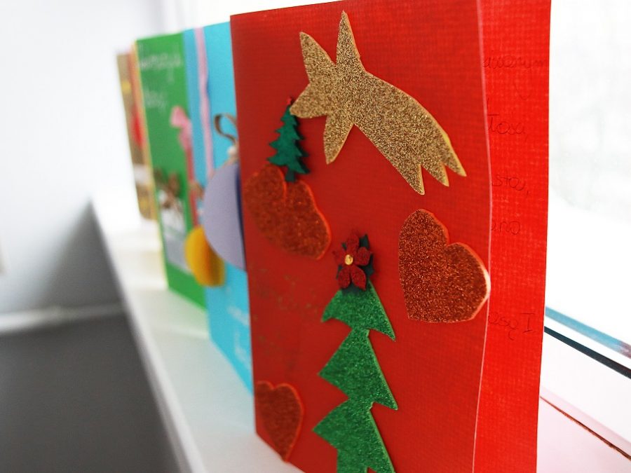 Zdjęcie przedstawia czerwoną kartkę bożonarodzeniową wykonaną przez dzieci dla lekarzy pracujących w szpitalu