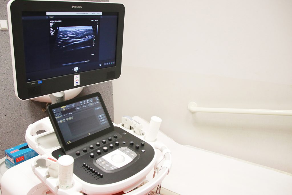 Zdjęcie przedstawia urządzenie do badania USG w pomieszczeniu pracowni radiologii