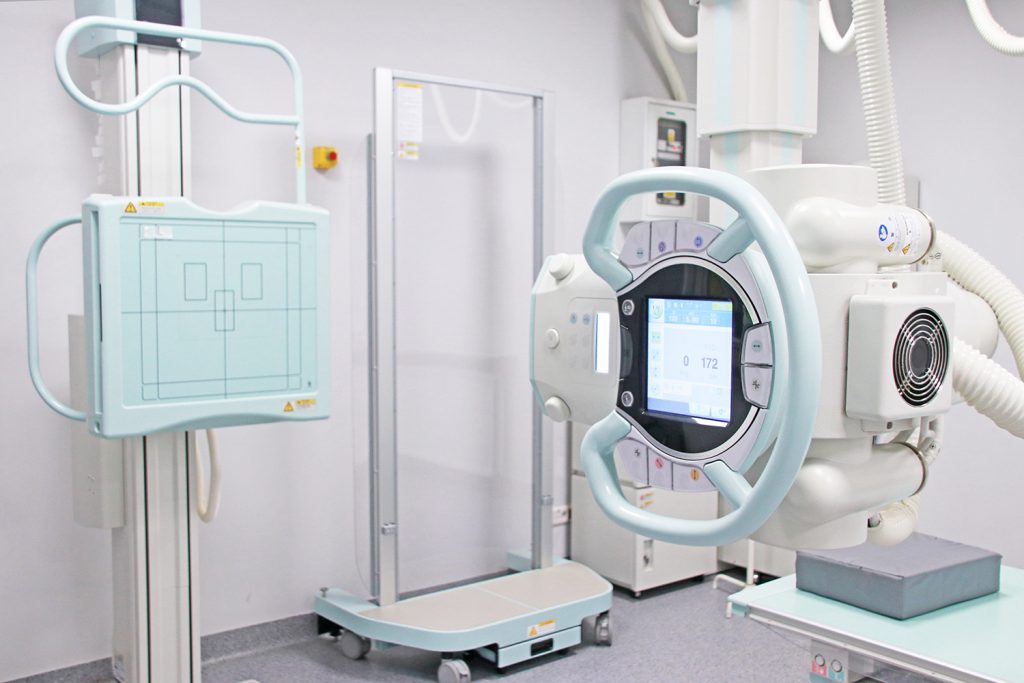 Zdjęcie przedstawia aparat RTG Shimadzu w Pracownii Radiologii