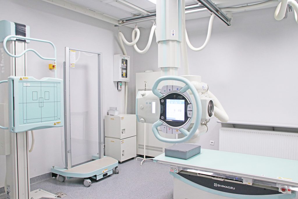 Zdjęcie przedstawia aparat RTG Shimadzu w Pracownii Radiologii