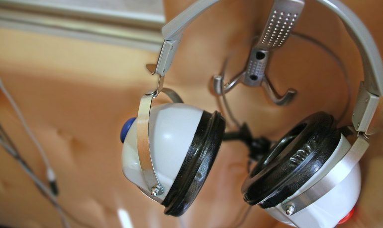 Zdjęcie przedstawia słuchawki do badania słuchu w Pracowni Audiometrii