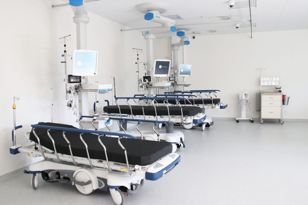 Zdjęcie przedstawia salę ogólną z trzema łóżkami wraz z aparaturą w nowym bloku operacyjnym szpitala