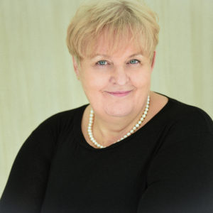 Danuta Minge, Pielęgniarka Oddziałowa Oddziału Chorób Wewnętrznych